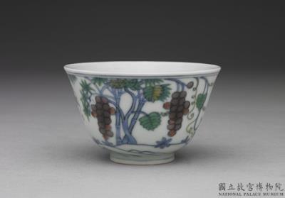 图片[2]-Cup with grape vines in doucai painted enamels, Ming dynasty, Chenghua reign, 1465-1487-China Archive